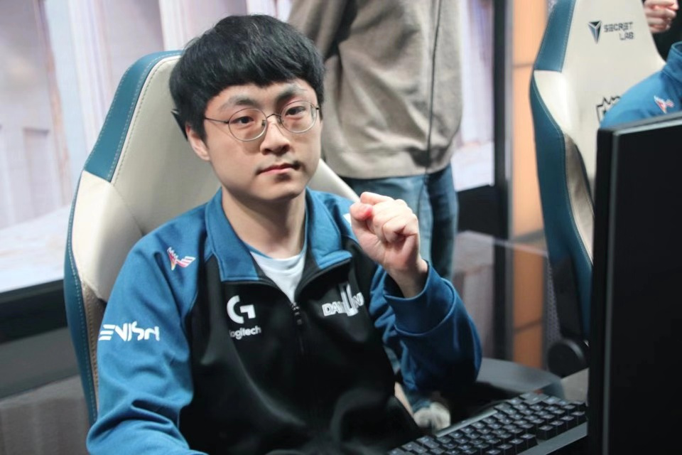 DWG引发争议!,TheShy官方宣布出色防守新规上演精彩一战 DWG引发争议!,TheShy官方宣布出色防守新规上演精彩一战